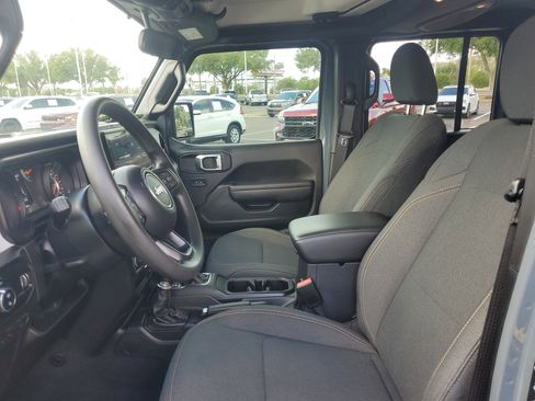 Used 2025 Jeep Gladiator Sport AWD/4WD image 11