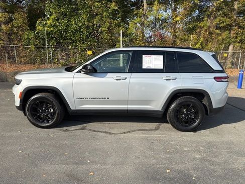 Used 2024 Jeep Grand Cherokee Altitude image 2