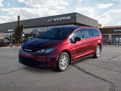 Used 2017 Chrysler Pacifica Touring image 1