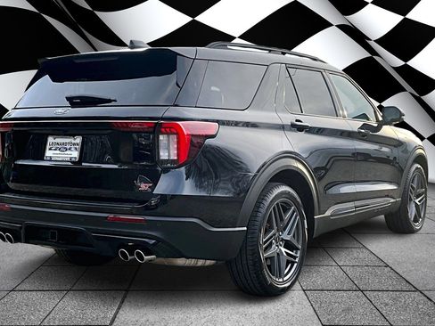 Used 2025 Ford Explorer ST AWD/4WD image 2