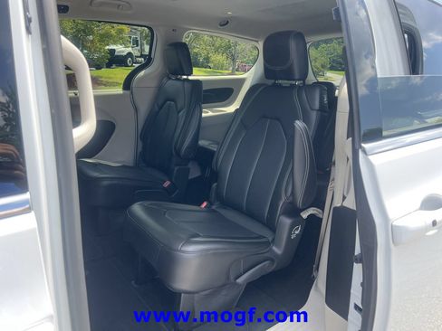 Used 2024 Chrysler Pacifica Touring-L FWD image 19