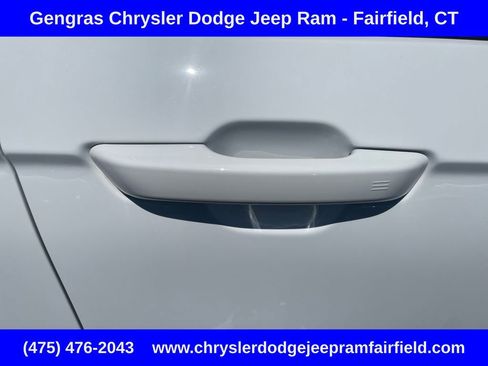 Used 2024 Jeep Grand Cherokee Limited w/ Black Appearance Package AWD/4WD image 11