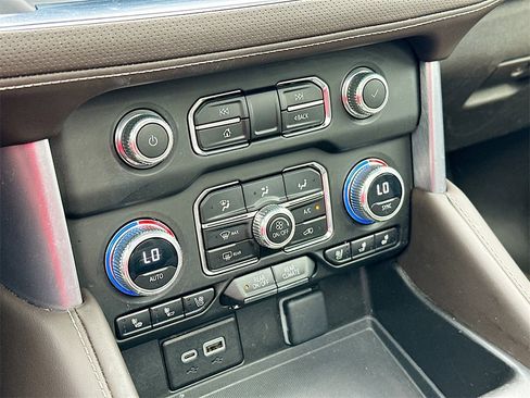 Used 2023 GMC Yukon XL SLT w/ SLT Premium Package image 14