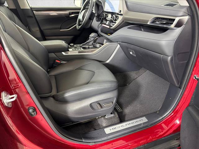 Used 2026 Toyota Highlander Limited AWD/4WD image 14
