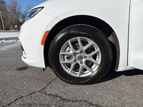 Used 2024 Chrysler Pacifica Touring-L image 26