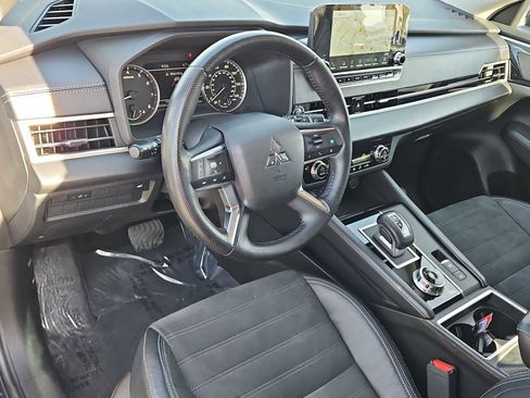 Used 2022 Mitsubishi Outlander SE image 10