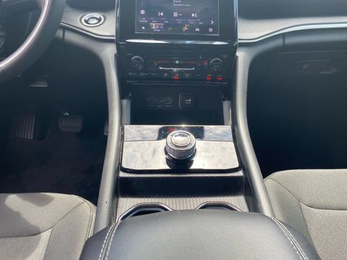 Used 2025 Jeep Grand Cherokee L Laredo RWD image 11