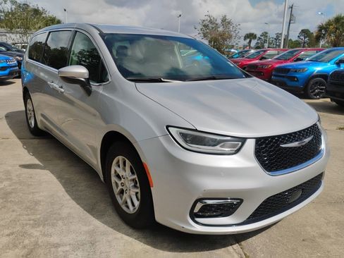 Used 2023 Chrysler Pacifica Touring-L image 3