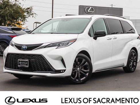 Used 2022 Toyota Sienna XSE image 1