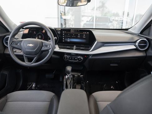 Used 2025 Chevrolet Trax LT FWD image 20