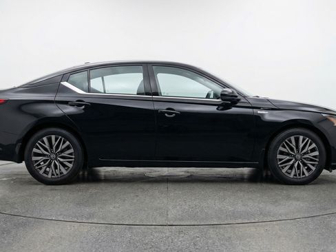 Used 2025 Nissan Altima 2.5 SV FWD image 11