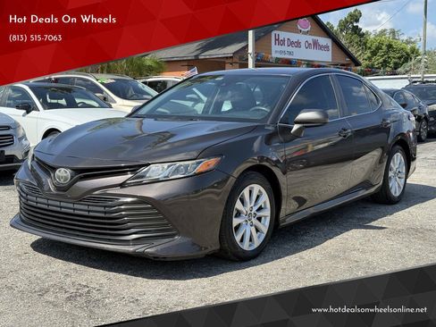 Used 2018 Toyota Camry LE FWD image 1