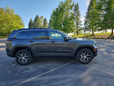 Used 2025 Jeep Grand Cherokee Limited AWD/4WD image 3