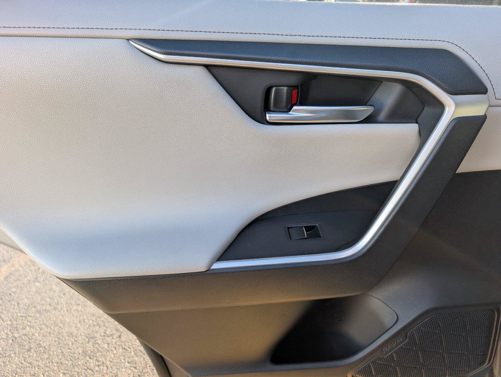 Used 2020 Toyota RAV4 Limited FWD image 36