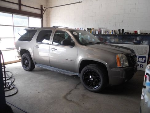 Used 2011 GMC Yukon XL SLT w/ SLT-2 Equipment Package AWD/4WD image 3