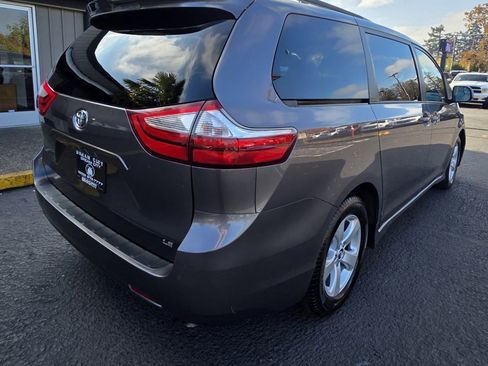 Used 2018 Toyota Sienna LE image 6