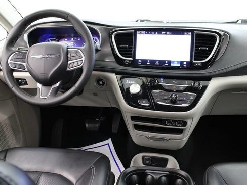 Used 2023 Chrysler Pacifica Touring-L FWD image 9