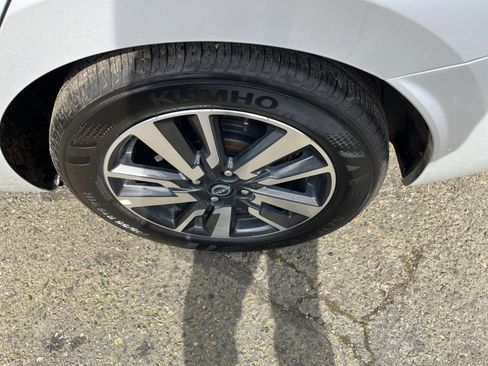 Used 2025 Nissan Versa SV image 30