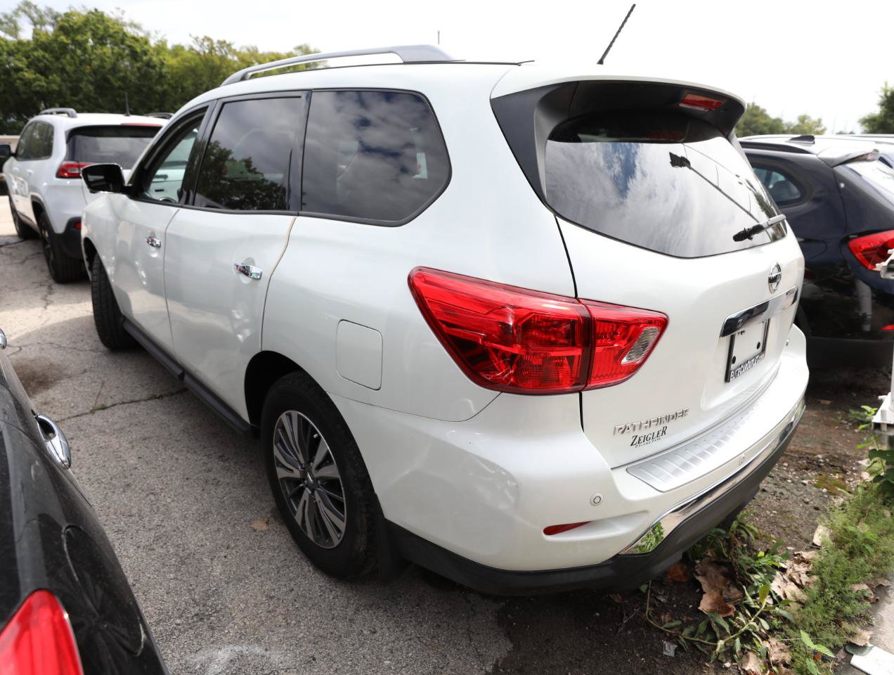 Used 2017 Nissan Pathfinder SL FWD image 7