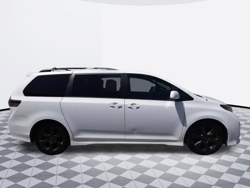Used 2011 Toyota Sienna SE w/ Preferred Pkg FWD image 7