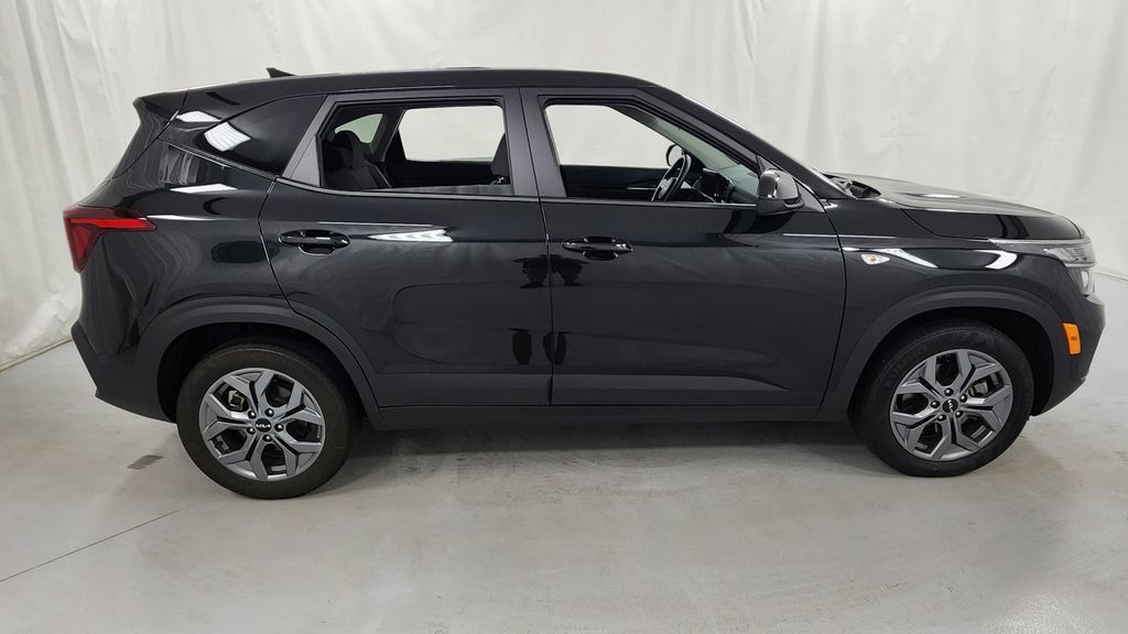 Used 2024 Kia Seltos LX AWD/4WD image 2