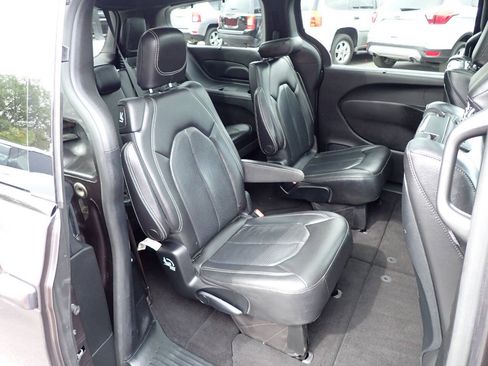 Used 2019 Chrysler Pacifica Touring-L Plus w/ Advanced Safetytec Group FWD image 13
