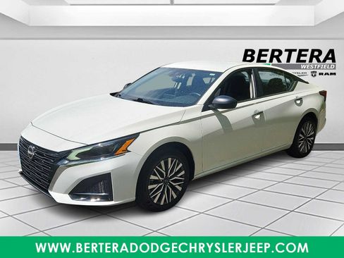 Used 2025 Nissan Altima 2.5 SV AWD/4WD image 3