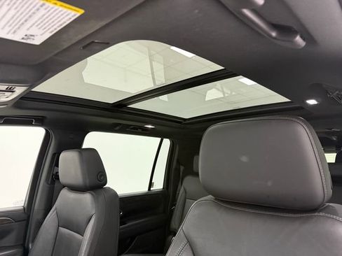 Used 2021 Chevrolet Suburban Z71 w/ Z71 Signature Package AWD/4WD image 24