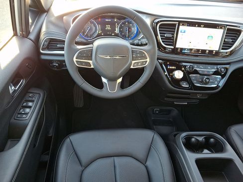 Used 2026 Chrysler Pacifica Select FWD image 7