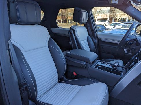 Used 2024 Land Rover Discovery Dynamic SE image 28