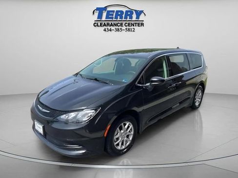 Used 2022 Chrysler Voyager LX FWD image 3