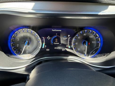 Used 2025 Chrysler Pacifica Limited FWD image 25