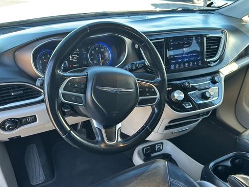 Used 2017 Chrysler Pacifica Touring-L image 36