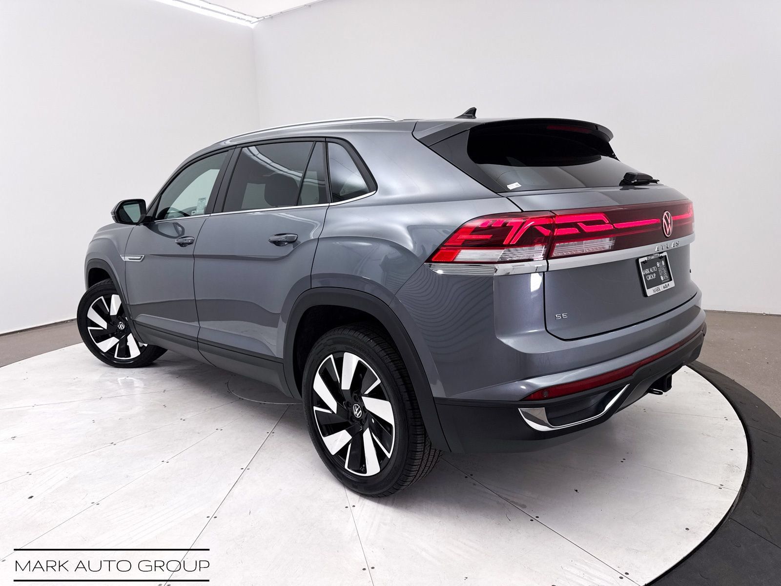 Used 2024 Volkswagen Atlas Cross Sport SE AWD/4WD image 2