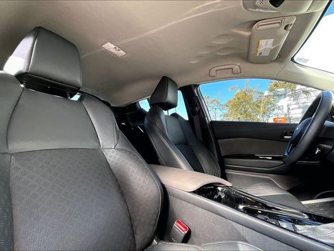 Used 2022 Toyota C-HR XLE image 22