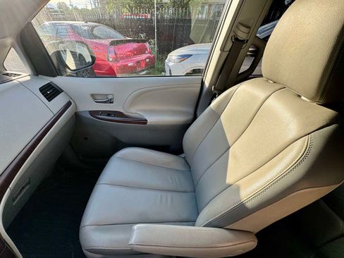 Used 2013 Toyota Sienna Limited w/ Premium Pkg AWD/4WD image 15