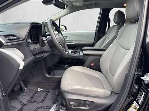 Certified 2026 Toyota Sienna XLE FWD image 9
