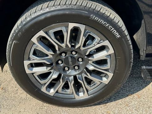 Used 2023 GMC Yukon XL Denali Ultimate AWD/4WD image 23