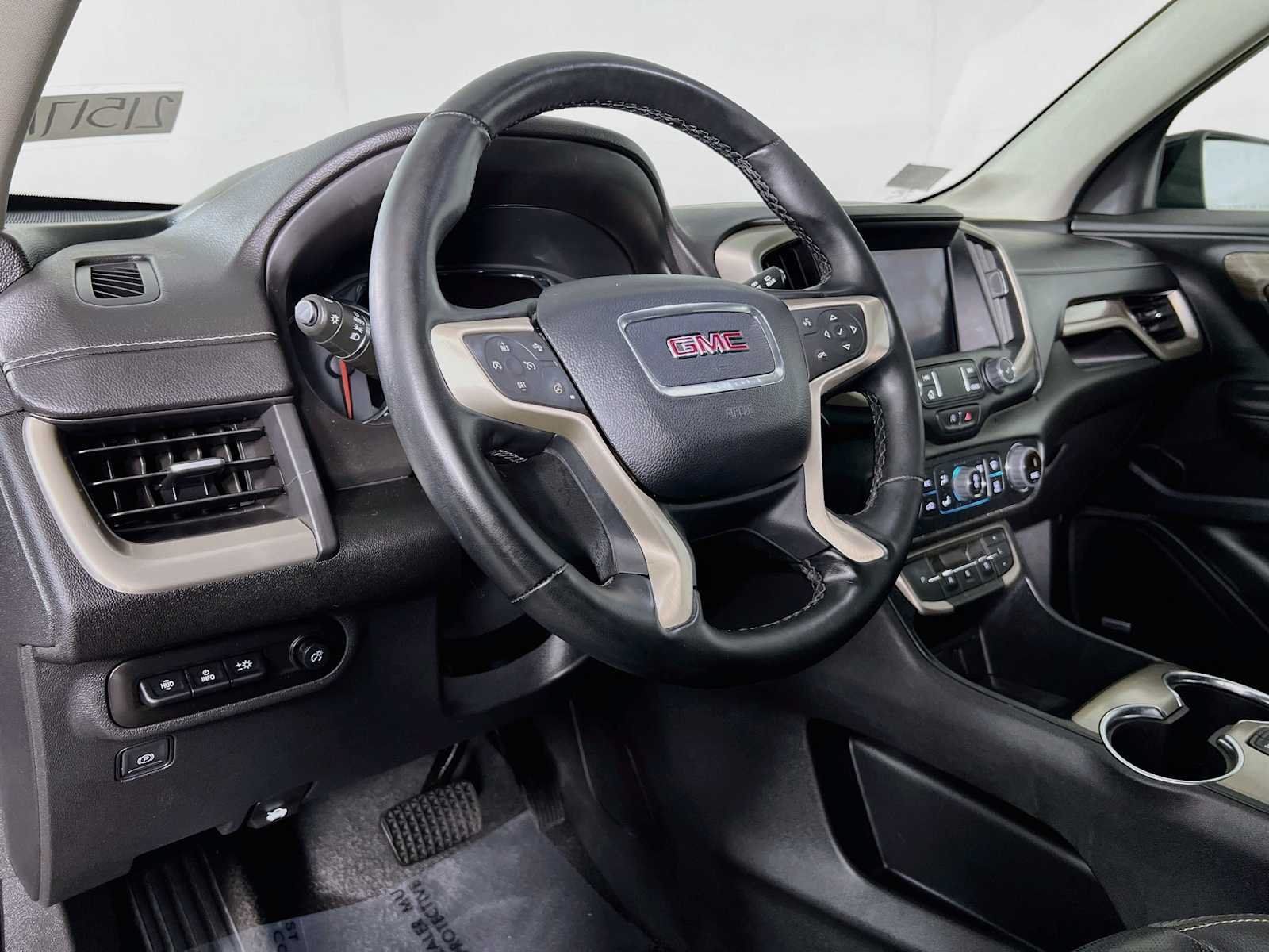 Used 2023 GMC Terrain Denali w/ Denali Premium Package AWD/4WD image 9