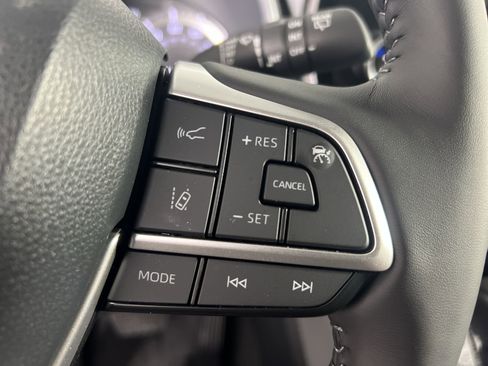 Used 2023 Toyota Highlander XLE FWD image 23