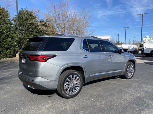 Used 2023 Chevrolet Traverse Premier image 9