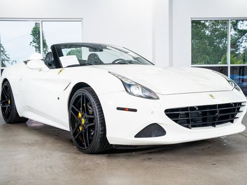 Used 2016 Ferrari California T image 4