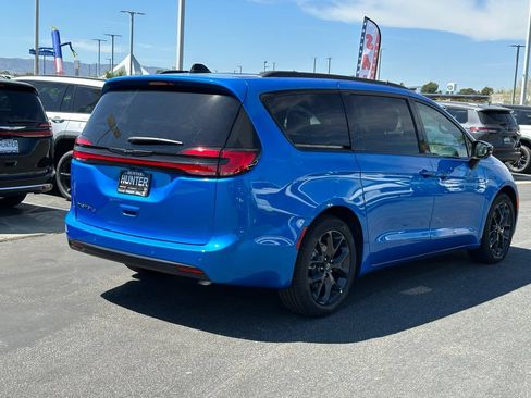 New 2026 Chrysler Pacifica Select w/ S Appearance Package FWD image 8