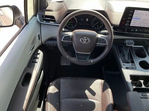 Used 2024 Toyota Sienna Platinum image 10