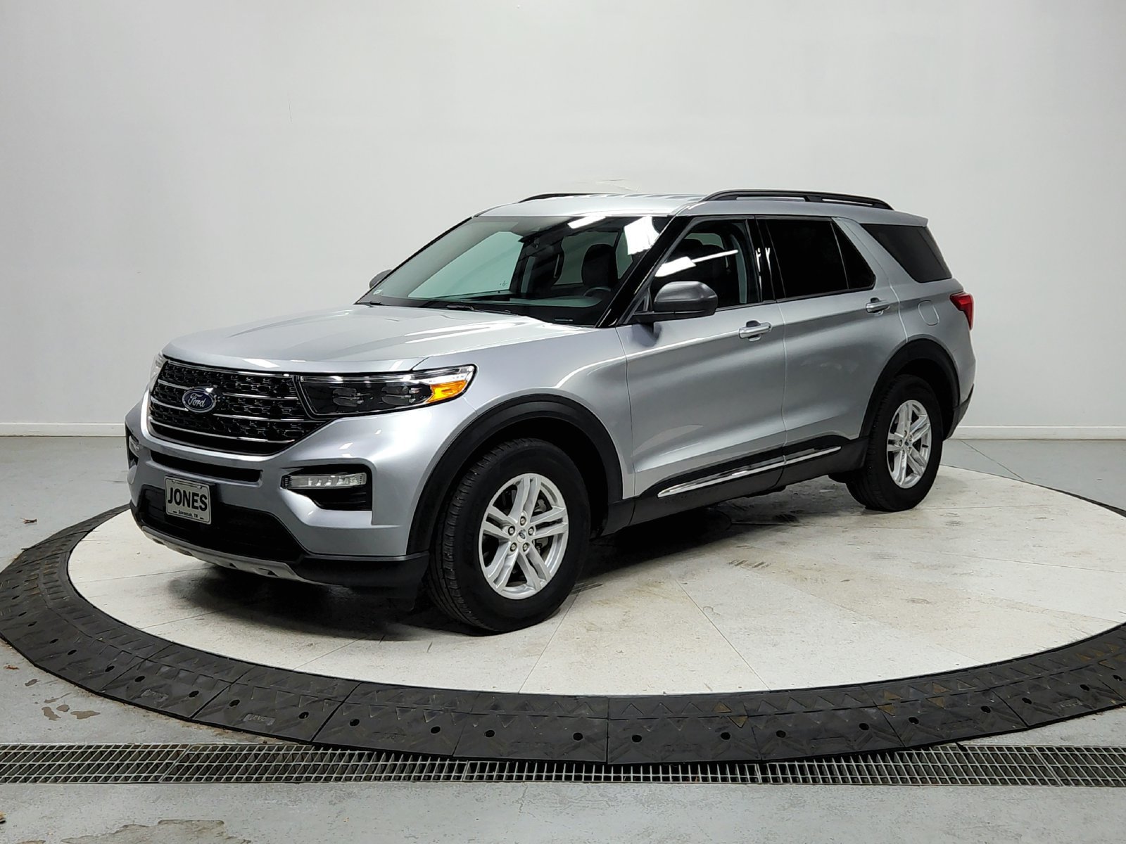 Used 2023 Ford Explorer XLT w/ Equipment Group 202A RWD image 4