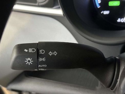 Used 2025 Toyota Sienna LE image 28