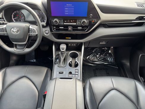 Certified 2023 Toyota Highlander XLE image 17