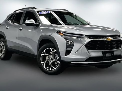 Used 2025 Chevrolet Trax LT FWD image 1