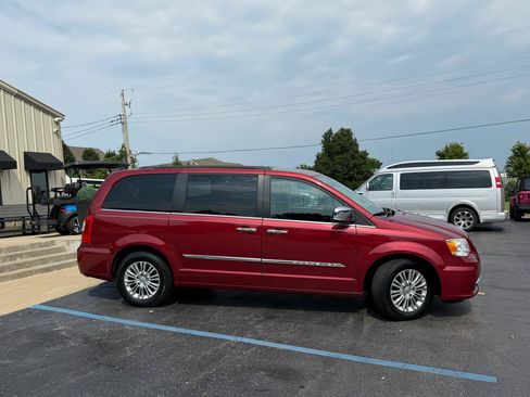Used 2015 Chrysler Town & Country Touring-L w/ Driver Convenience Group FWD image 2