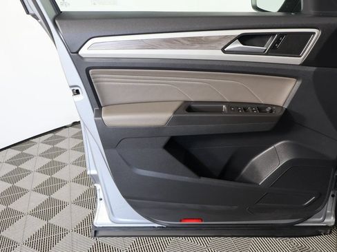 Used 2022 Volkswagen Atlas Cross Sport SE FWD image 12